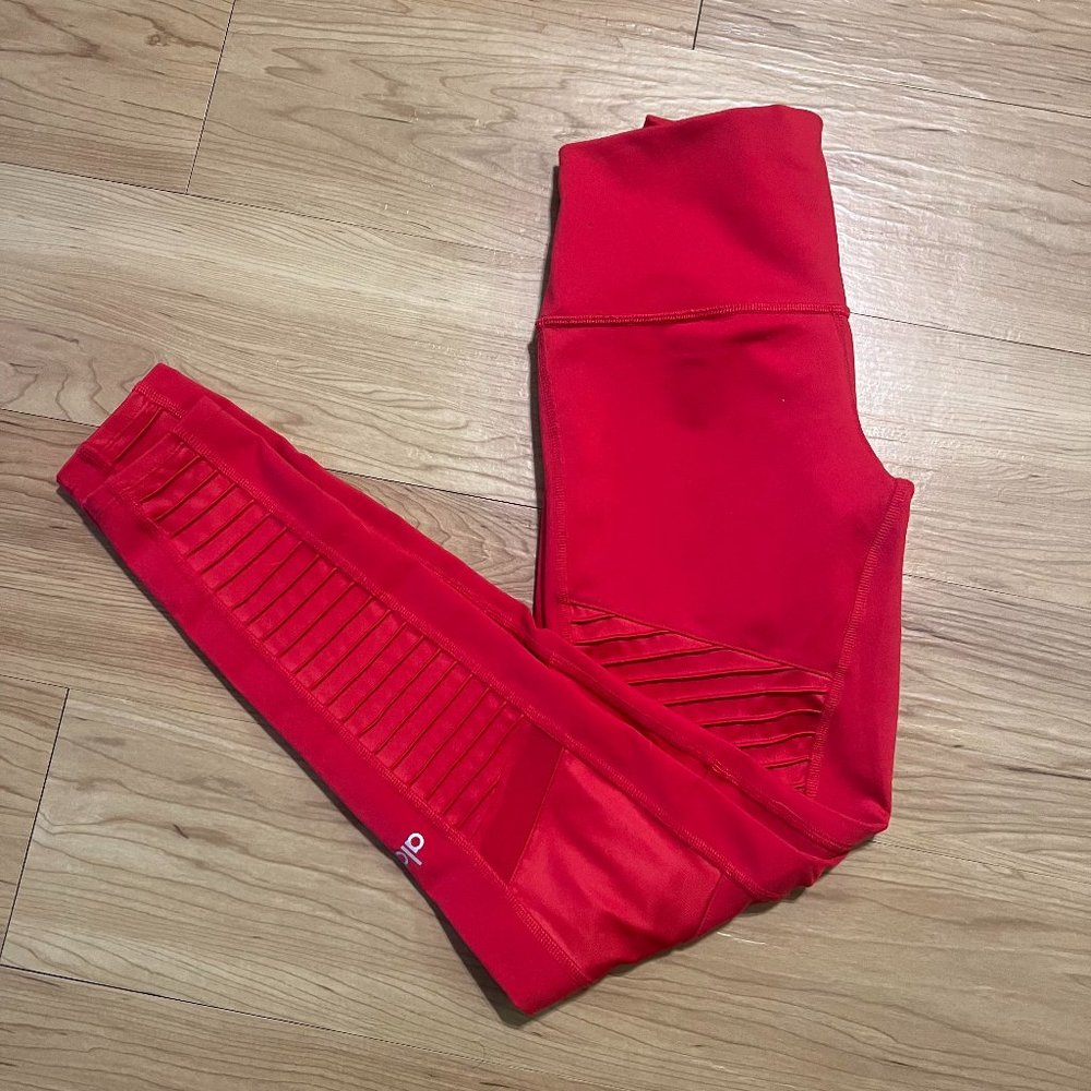 ALO Yoga Red Leggings with Sleek Fit and Stretch Fabric